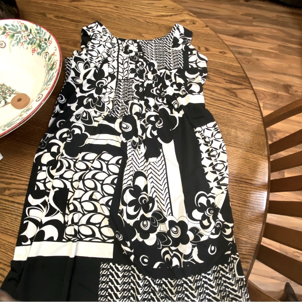 Ronni Nicole black and white dress.  Sz8